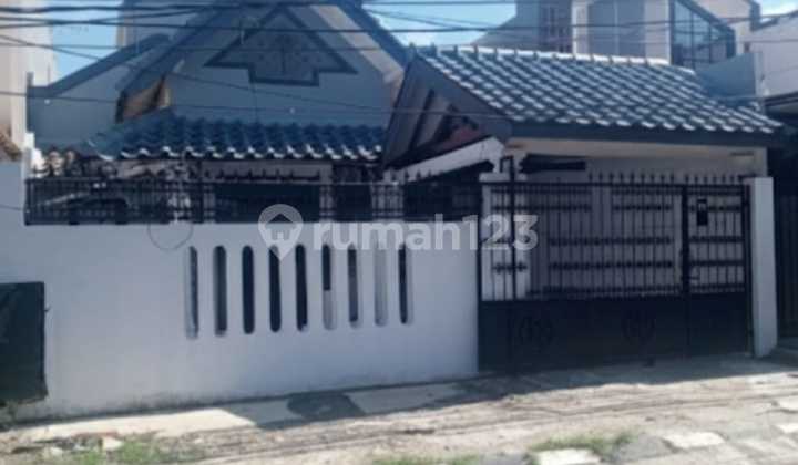 Disewakan Rumah dengan Tanah Luas di Boulevard Villa Bintaro