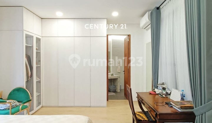 Rumah Cantik Siap Huni Dilengkapi Swimming Pool di Sektor 9 2