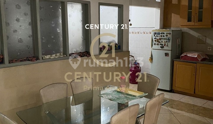 Dijual Rumah dengan Tanah Luas Siap Huni Strategis di Sektor 1 2