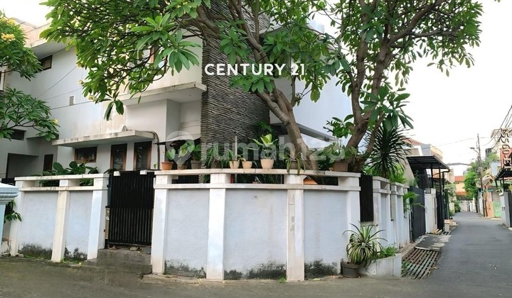 For Sale Hook House Ready to Live In Safe and Comfortable Environment in Tebet