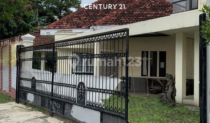Hook House on Protocol Road, Land Count in Menteng Area