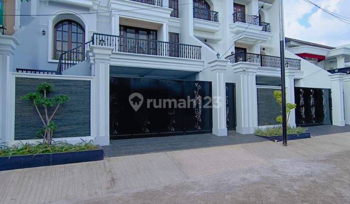 Rumah Mewah Clasic Siap Huni 3,5 Lantai Dalam Komplek Adam Malik 2