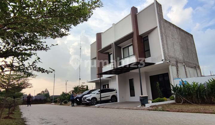 Rumah Bergaya Modern Tropis Dekat Stasiun KRL