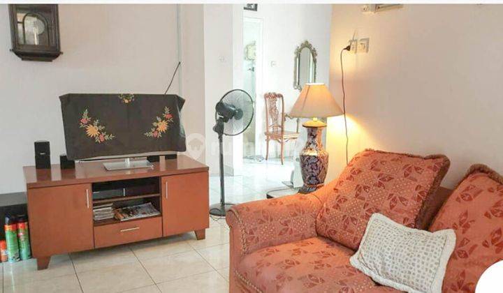 Spacious 5BR House at Perumahan Modernland By Travelio Realty 4
