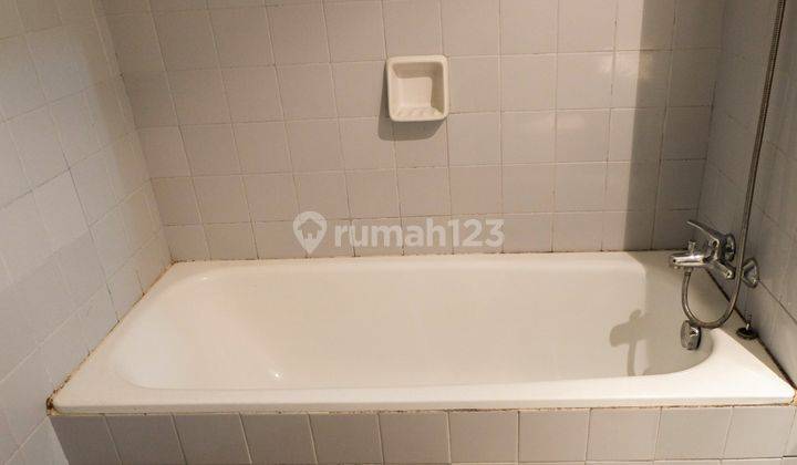 2BR Fully Furnished at Red Top Apartment By Travelio 8