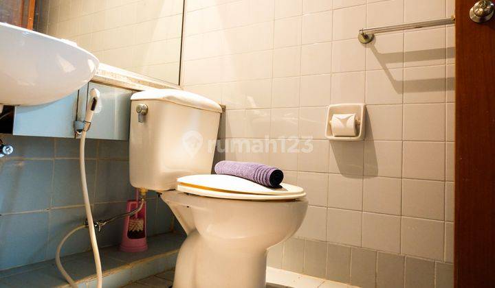 2BR Fully Furnished at Red Top Apartment By Travelio 9