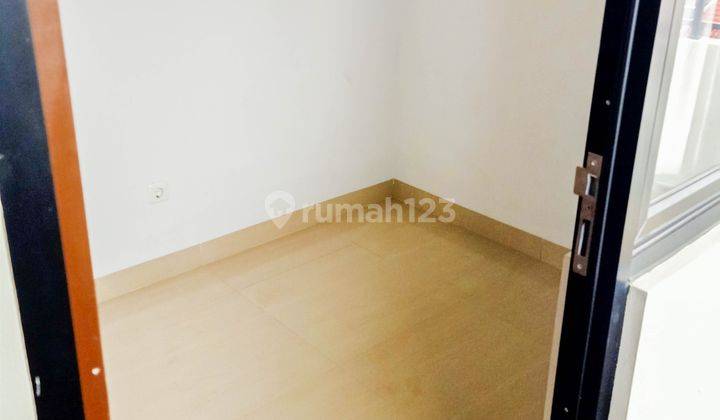 4br House At Arosa Residence Bintaro By Travelio Realty 12