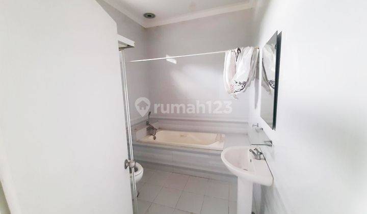 5br House At Kiara Payung By Travelio Realty 21