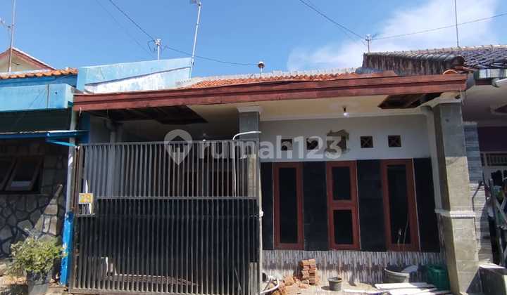 Rynah Ful Building in West Mejasem Tegal