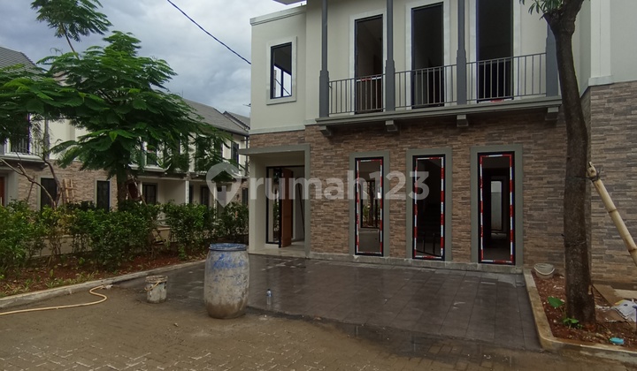 2-Faced Hook House with the Most Luxurious and Spacious Garden Adjacent to Lebakbulus 2