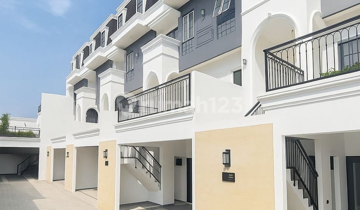 Rumah Mewah Privat Pool Dilokasi Emas Pejaten Jaksel