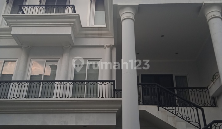 Luxury Classic Private Townhouse Next to Fatmawati MRT Station 2