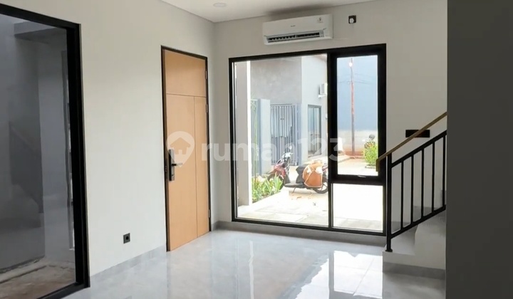 Modern House in Ciputat Near the Toll Road and Lebakbulus MRT 2