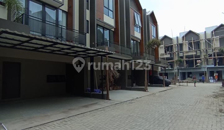 Rumah Semi Furnished Mewah Tanpa DP di Jaksel