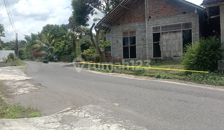 Good Land on the Eastern Roadside, Obelix Village, Ngaglik