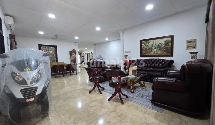 Disewa Rumah Jalan Abdul Majid raya Uk 1100m² Furnished , Keb. baru at Jakarta Selatan

