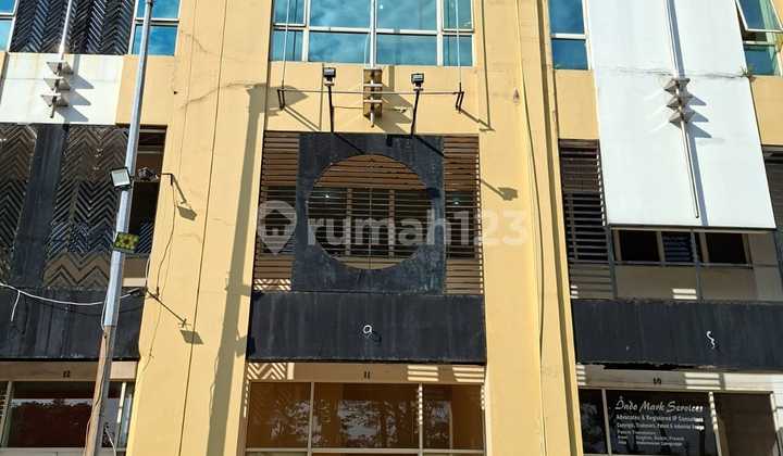 FOR SALE 3-STORY SHOPHOUSE IN METROPOLIS MALL TANGERANG
