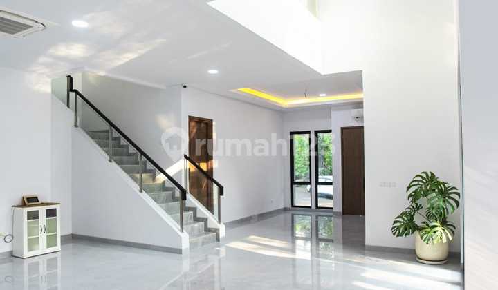For Sale 2.5-Story House in Delatinos BSD, South Tangerang 2