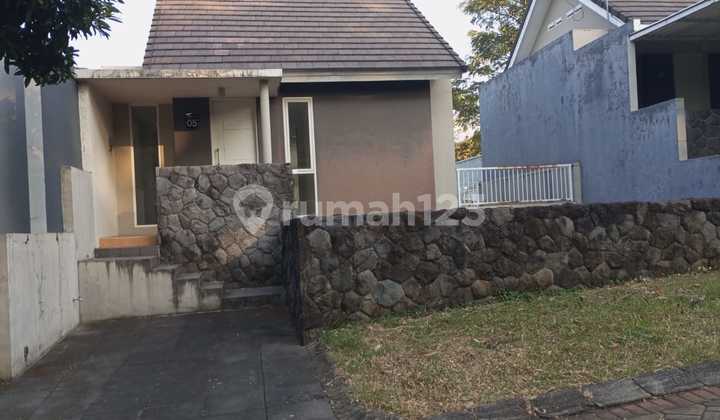 HOUSE INSIDE THE TAMAN DAYU HOUSING ESTATE, BULUKANDANG, PRIGEN, PASURUAN, EAST JAVA HOUSE INSIDE THE TAMAN DAYU HOUSING ESTATE, BULUKANDANG, PRIGEN, PASURUAN, EAST JAVA