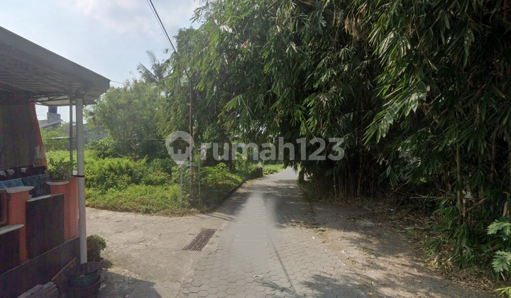 This residential plot is suitable for a home with a fish pond, located in Maguwoharjo, Depok, Sleman, Yogyakarta. It has a land area of 465 m2, with a width of 17 meters and a length of 22 meters. The land is positioned in a hook shape facing South with a 4-meter road row and West with a 3-meter road row.