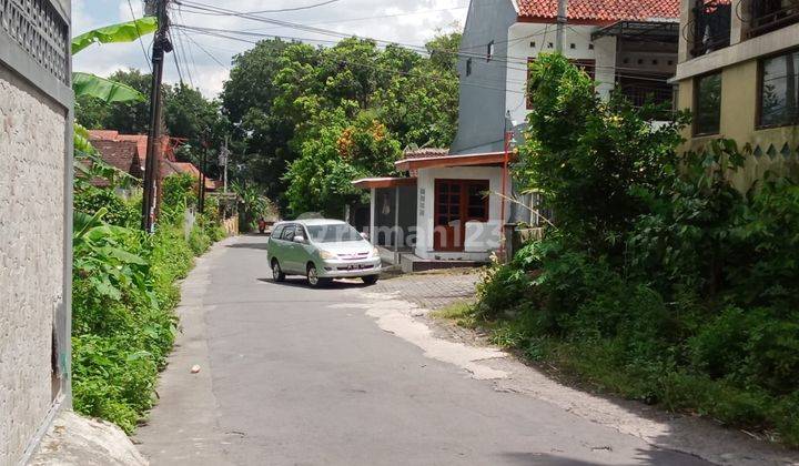 Dijual Rumah 2 Lantai Serta Beberapa Perabotan Nya Di Selatan Kampus Uii Jakal Atau Timur Ponpes Pandanaran. Lingkungan Kos Kosan, Padat Penduduk, Asri, Nyaman Aman 2