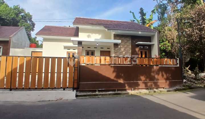 Minimalist House in a Beautiful and Cool Environment Sleman