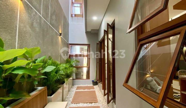 Rumah Mewah Super Cantik Full Furnished Dalam Cluster Lokasi Strategis Rumah Mewah Super Cantik Full Furnished Dalam Cluster Lokasi Strategis