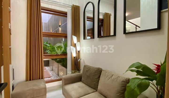 Rumah Mewah Super Cantik Full Furnished Dalam Cluster Lokasi Strategis  2