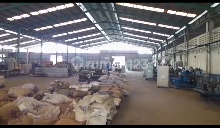 Warehouse on Mauk Moh Toha Street Tangerang Ready to Use