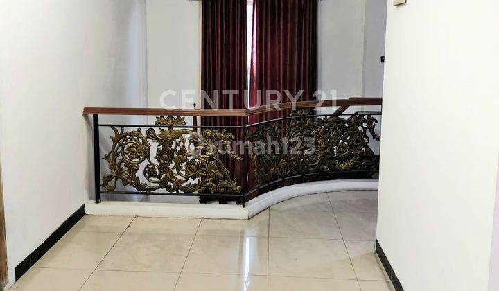 RUMAH HOOK 2½ LANTAI ADA LIFT LOKASI STRATEGIS DI CIPINANG 2