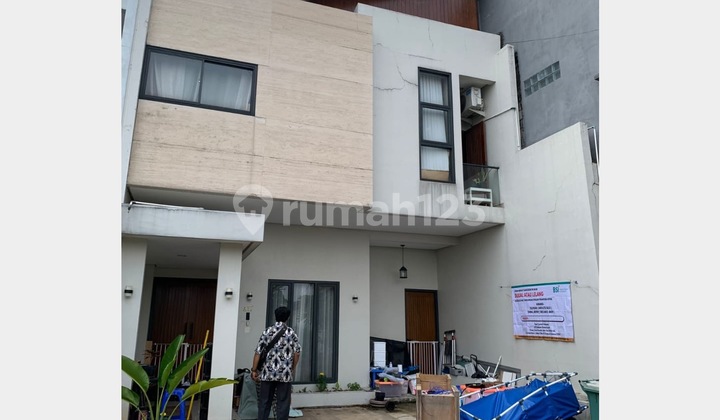 SUPER CHEAP! PRICE FAR BELOW MARKET! Affordable House in Miral 5 Housing 2 Floors 113m SHM - Lebak Bulus, South Jakarta