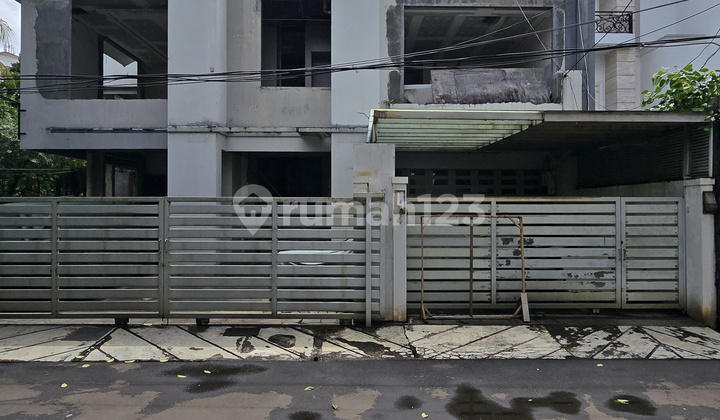 For Sale House Corner Position Strategic Location in Kebayoran Lama, South Jakarta