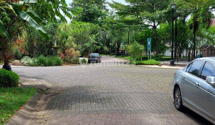 Rumah Hoek Cantik Terawat Dengan Kolam Renang Taman Mediterranean 2