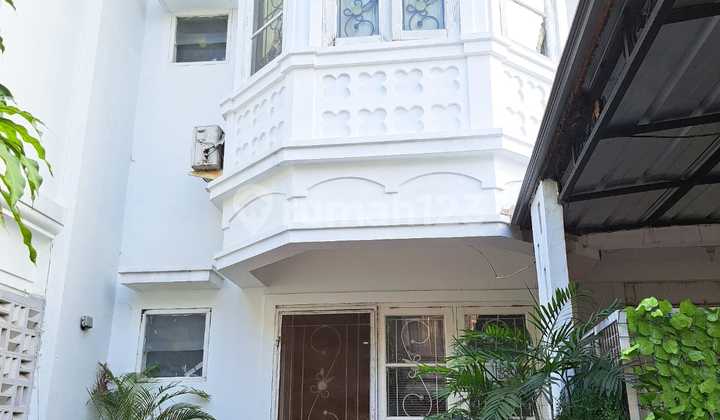 House Fully Renovated Neat Ready to Live in De Latinos BSD Mexican Area. 2