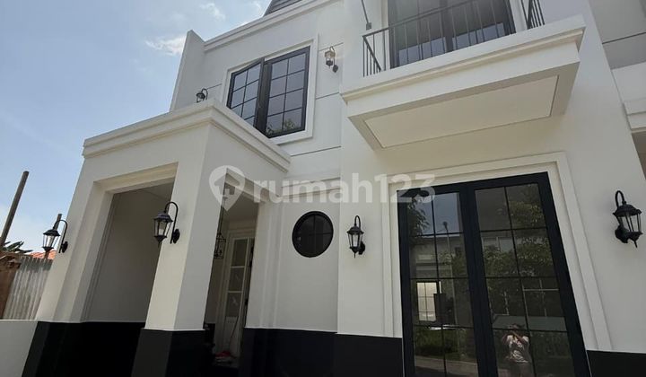 3-Story Semi-Furnished House in Citraland Woodland
