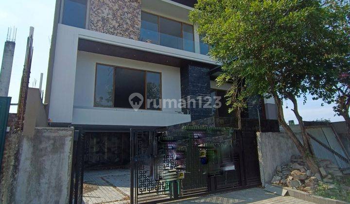 Rumah 3 Lantai Baru Minimalis Split Level HGB di Graha Famili 1