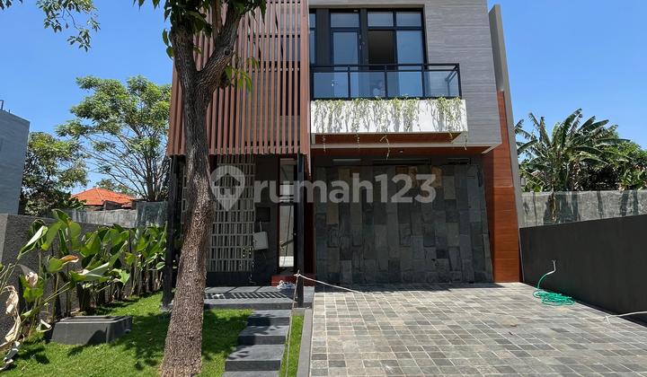 Rumah Baru Tropical Balinese Design di Citraland Alam Hijau