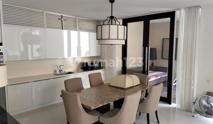 Rumah 3 Lantai Bagus Tropical Modern SHM di Graha Famili 2