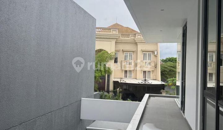 Rumah 2 Lantai Baru Minimalis HGB di Pakuwon Indah 2