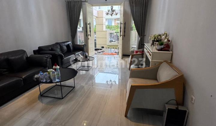 Rumah 2 Lantai Bagus Furnished HGB Minimalis di Graha Famili 2