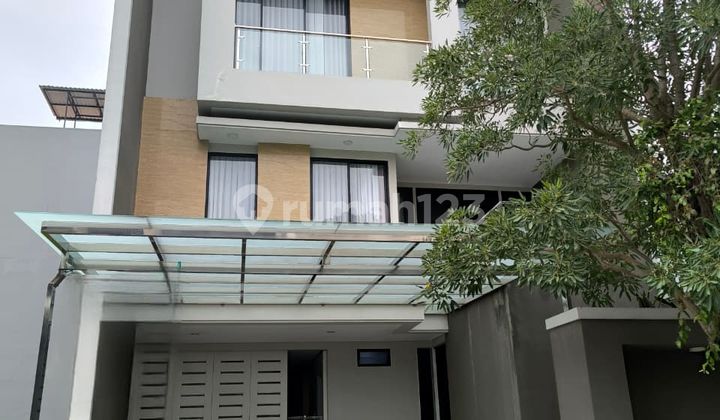Rumah 3 Lantai Bagus Furnished HGB di Pakuwon Indah