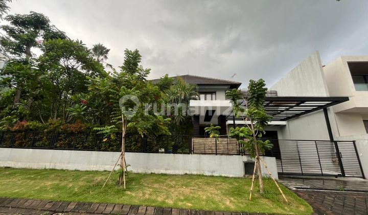 Rumah Tropical Modern Bagus Furnished HGB di Graha Famili