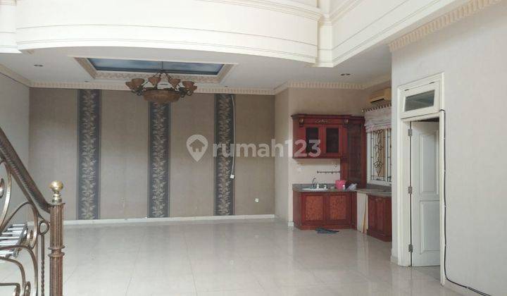 Rumah 2 Lantai Bagus Semi Furnished HGB di Graha Famili 2