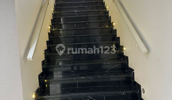 Rumah 2 Lantai Bagus Furnished di Citraland Raffles Garden 2