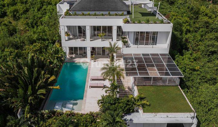 Freehold - Luxurious 4-Bedroom Villa in Ungasan: Modern Elegance and Prime Location 1