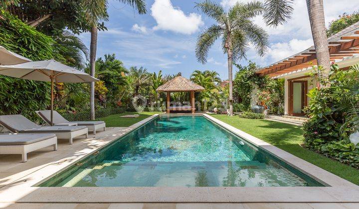 A beautiful contemporary 3-bedroom villa Leasehold In Petitenget 1