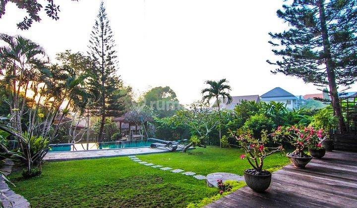 Freehold Tropical Villa Sitting on Big Land In Batu Bolong, Canggu Bali 1