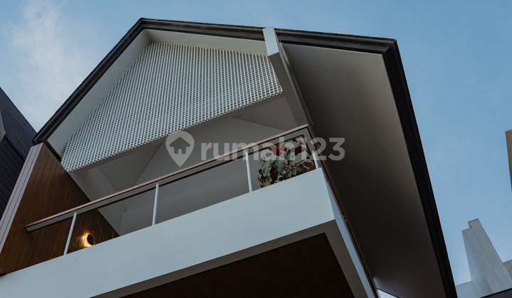 Kesempatan FREEHOLD Langka! Vila Modern & Desain Cerdas di Canggu, Bali