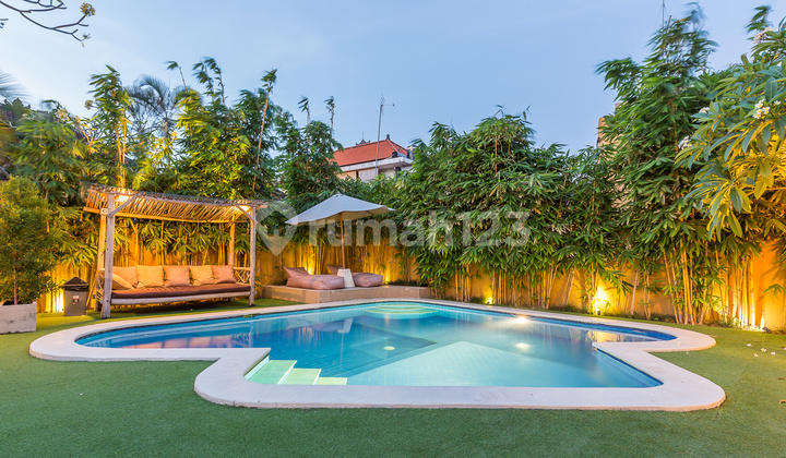  For Sale Leasehold - Cozy and  private 5 unit villa close to the beach in area Legian , Seminyak - Bali