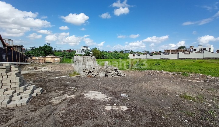 Hak Milik - Lahan Zona Pariwisata Langka 1.300 m² Jalan Kaki ke Pantai di Seseh, Bali